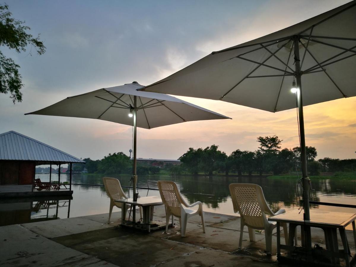River Marina Resort Утхайтхані Екстер'єр фото